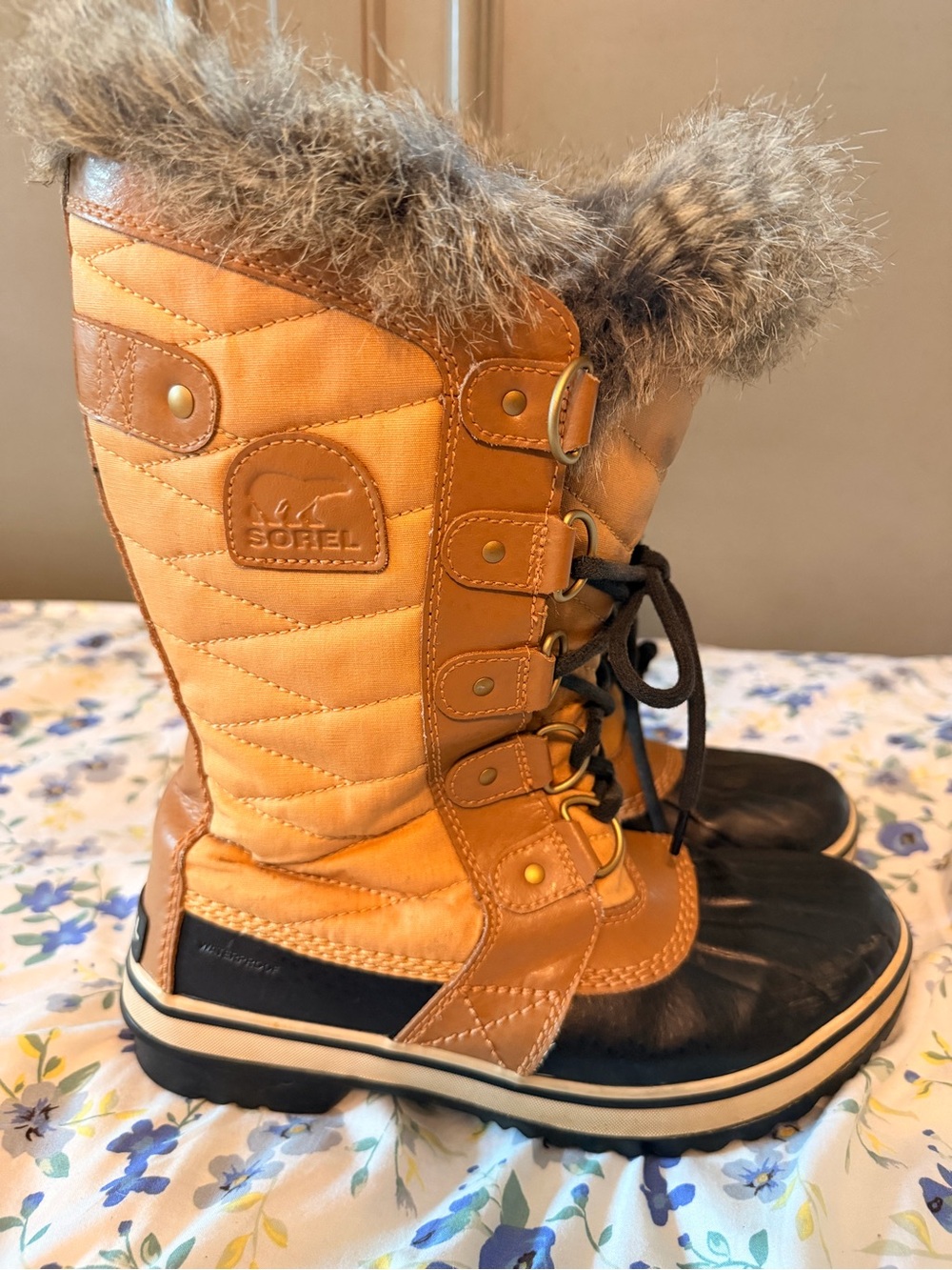 Sorel Tan and Black Faux Fur-Trim Lace-Up Winter Boots